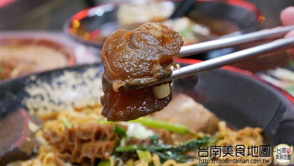 老瀚推車極品麻辣鴨血：【台南市-中西區美食】『老瀚推車極品麻辣鴨血』全新推出的邪惡宵夜美食『極品麻辣三寶麵』，可是用30多種中藥精燉的麻辣湯底呢◐ڡ◐*還有還有研發20多年的麻辣鴨血，那濃醇香麻的滋味丫~辣的超過癮！ヾ(≧▽≦*)o