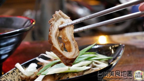 老瀚推車極品麻辣鴨血：【台南市-中西區美食】『老瀚推車極品麻辣鴨血』全新推出的邪惡宵夜美食『極品麻辣三寶麵』，可是用30多種中藥精燉的麻辣湯底呢◐ڡ◐*還有還有研發20多年的麻辣鴨血，那濃醇香麻的滋味丫~辣的超過癮！ヾ(≧▽≦*)o