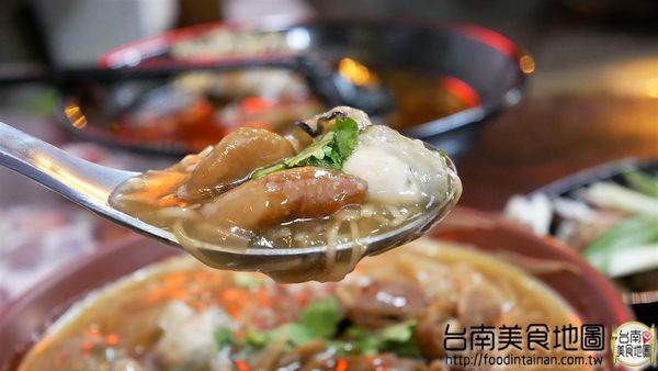 老瀚推車極品麻辣鴨血：【台南市-中西區美食】『老瀚推車極品麻辣鴨血』全新推出的邪惡宵夜美食『極品麻辣三寶麵』，可是用30多種中藥精燉的麻辣湯底呢◐ڡ◐*還有還有研發20多年的麻辣鴨血，那濃醇香麻的滋味丫~辣的超過癮！ヾ(≧▽≦*)o