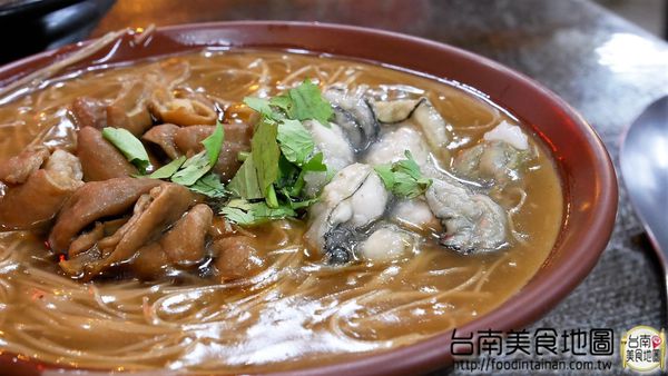 老瀚推車極品麻辣鴨血：【台南市-中西區美食】『老瀚推車極品麻辣鴨血』全新推出的邪惡宵夜美食『極品麻辣三寶麵』，可是用30多種中藥精燉的麻辣湯底呢◐ڡ◐*還有還有研發20多年的麻辣鴨血，那濃醇香麻的滋味丫~辣的超過癮！ヾ(≧▽≦*)o