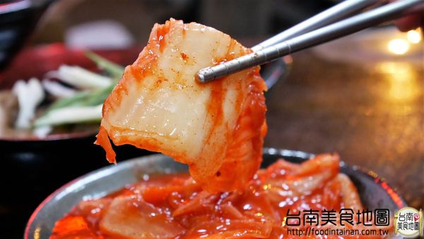 老瀚推車極品麻辣鴨血：【台南市-中西區美食】『老瀚推車極品麻辣鴨血』全新推出的邪惡宵夜美食『極品麻辣三寶麵』，可是用30多種中藥精燉的麻辣湯底呢◐ڡ◐*還有還有研發20多年的麻辣鴨血，那濃醇香麻的滋味丫~辣的超過癮！ヾ(≧▽≦*)o