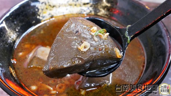 老瀚推車極品麻辣鴨血：【台南市-中西區美食】『老瀚推車極品麻辣鴨血』全新推出的邪惡宵夜美食『極品麻辣三寶麵』，可是用30多種中藥精燉的麻辣湯底呢◐ڡ◐*還有還有研發20多年的麻辣鴨血，那濃醇香麻的滋味丫~辣的超過癮！ヾ(≧▽≦*)o