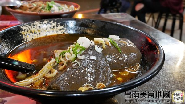 老瀚推車極品麻辣鴨血：【台南市-中西區美食】『老瀚推車極品麻辣鴨血』全新推出的邪惡宵夜美食『極品麻辣三寶麵』，可是用30多種中藥精燉的麻辣湯底呢◐ڡ◐*還有還有研發20多年的麻辣鴨血，那濃醇香麻的滋味丫~辣的超過癮！ヾ(≧▽≦*)o
