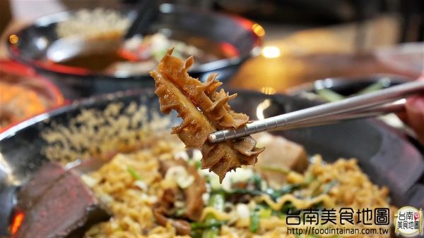 老瀚推車極品麻辣鴨血：【台南市-中西區美食】『老瀚推車極品麻辣鴨血』全新推出的邪惡宵夜美食『極品麻辣三寶麵』，可是用30多種中藥精燉的麻辣湯底呢◐ڡ◐*還有還有研發20多年的麻辣鴨血，那濃醇香麻的滋味丫~辣的超過癮！ヾ(≧▽≦*)o