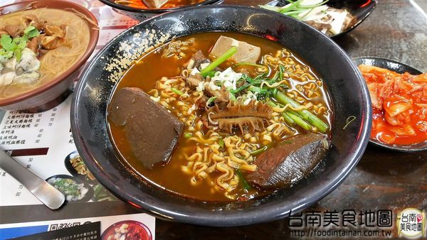 老瀚推車極品麻辣鴨血：【台南市-中西區美食】『老瀚推車極品麻辣鴨血』全新推出的邪惡宵夜美食『極品麻辣三寶麵』，可是用30多種中藥精燉的麻辣湯底呢◐ڡ◐*還有還有研發20多年的麻辣鴨血，那濃醇香麻的滋味丫~辣的超過癮！ヾ(≧▽≦*)o