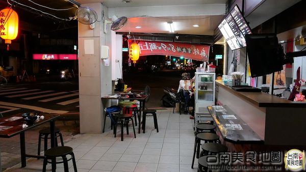 老瀚推車極品麻辣鴨血：【台南市-中西區美食】『老瀚推車極品麻辣鴨血』全新推出的邪惡宵夜美食『極品麻辣三寶麵』，可是用30多種中藥精燉的麻辣湯底呢◐ڡ◐*還有還有研發20多年的麻辣鴨血，那濃醇香麻的滋味丫~辣的超過癮！ヾ(≧▽≦*)o