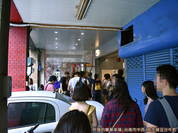双生綠豆沙牛奶04-騎樓也是滿滿的人.JPG