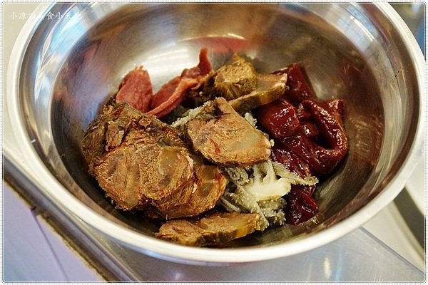 台南阿財牛肉湯(台中五權店)：台中西區』台南阿財牛肉湯║晚餐消夜新選擇，限量現宰牛肉直輸，清甜牛肉湯晚來就吃不到惹。。。