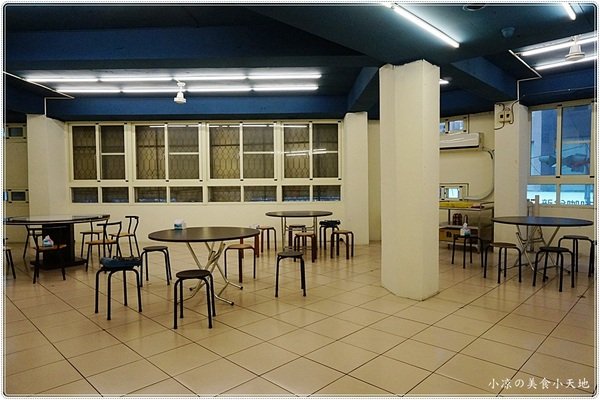 台南阿財牛肉湯(台中五權店)：台中西區』台南阿財牛肉湯║晚餐消夜新選擇，限量現宰牛肉直輸，清甜牛肉湯晚來就吃不到惹。。。