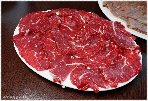 台南阿財牛肉湯(台中五權店)：台中西區』台南阿財牛肉湯║晚餐消夜新選擇，限量現宰牛肉直輸，清甜牛肉湯晚來就吃不到惹。。。