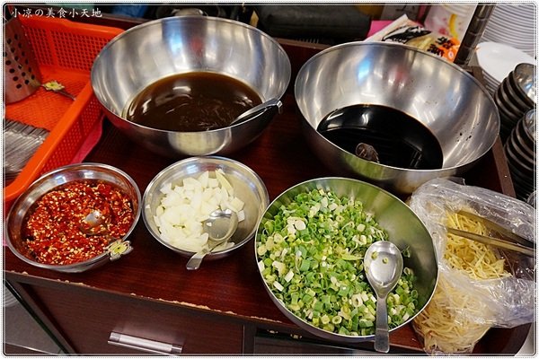 台南阿財牛肉湯(台中五權店)：台中西區』台南阿財牛肉湯║晚餐消夜新選擇，限量現宰牛肉直輸，清甜牛肉湯晚來就吃不到惹。。。