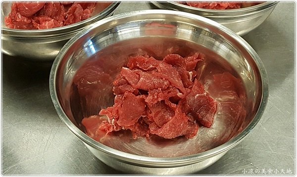 台南阿財牛肉湯(台中五權店)：台中西區』台南阿財牛肉湯║晚餐消夜新選擇，限量現宰牛肉直輸，清甜牛肉湯晚來就吃不到惹。。。