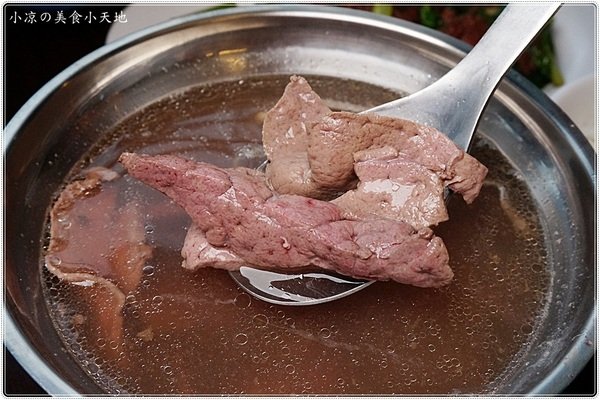 台南阿財牛肉湯(台中五權店)：台中西區』台南阿財牛肉湯║晚餐消夜新選擇，限量現宰牛肉直輸，清甜牛肉湯晚來就吃不到惹。。。
