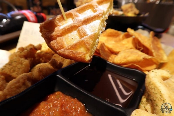 炸去啃：信義新光三越 炸去啃鹹酥雞巨無霸雞排飯/泰式松阪豬 歡樂分享餐推薦炸薯片/炸鬆餅~