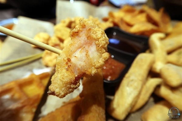 炸去啃：信義新光三越 炸去啃鹹酥雞巨無霸雞排飯/泰式松阪豬 歡樂分享餐推薦炸薯片/炸鬆餅~