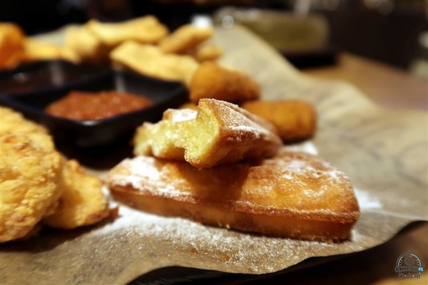 炸去啃：信義新光三越 炸去啃鹹酥雞巨無霸雞排飯/泰式松阪豬 歡樂分享餐推薦炸薯片/炸鬆餅~