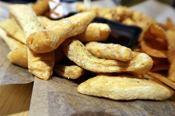 炸去啃：信義新光三越 炸去啃鹹酥雞巨無霸雞排飯/泰式松阪豬 歡樂分享餐推薦炸薯片/炸鬆餅~