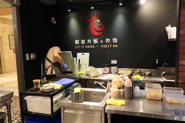 炸去啃：信義新光三越 炸去啃鹹酥雞巨無霸雞排飯/泰式松阪豬 歡樂分享餐推薦炸薯片/炸鬆餅~