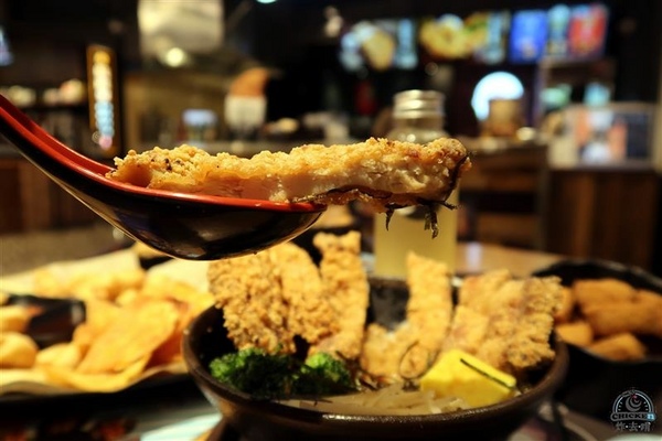 炸去啃：信義新光三越 炸去啃鹹酥雞巨無霸雞排飯/泰式松阪豬 歡樂分享餐推薦炸薯片/炸鬆餅~