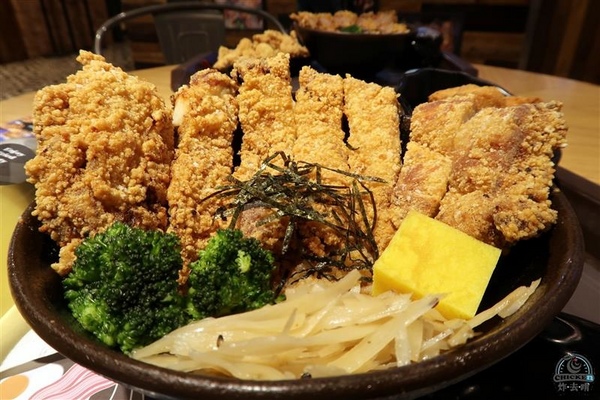 炸去啃：信義新光三越 炸去啃鹹酥雞巨無霸雞排飯/泰式松阪豬 歡樂分享餐推薦炸薯片/炸鬆餅~