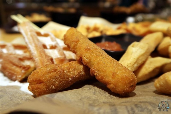 炸去啃：信義新光三越 炸去啃鹹酥雞巨無霸雞排飯/泰式松阪豬 歡樂分享餐推薦炸薯片/炸鬆餅~