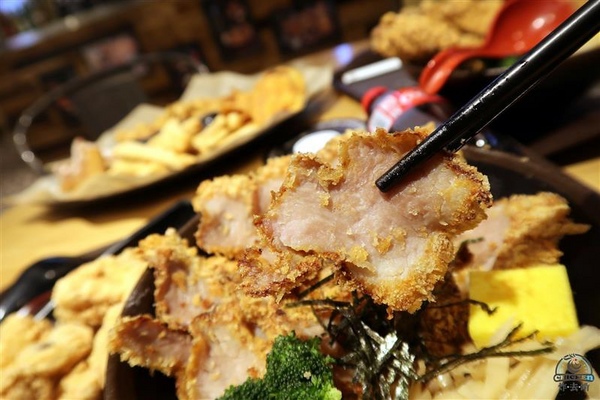 炸去啃：信義新光三越 炸去啃鹹酥雞巨無霸雞排飯/泰式松阪豬 歡樂分享餐推薦炸薯片/炸鬆餅~
