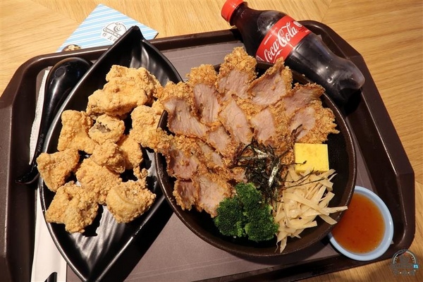 炸去啃：信義新光三越 炸去啃鹹酥雞巨無霸雞排飯/泰式松阪豬 歡樂分享餐推薦炸薯片/炸鬆餅~