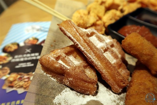 炸去啃：信義新光三越 炸去啃鹹酥雞巨無霸雞排飯/泰式松阪豬 歡樂分享餐推薦炸薯片/炸鬆餅~