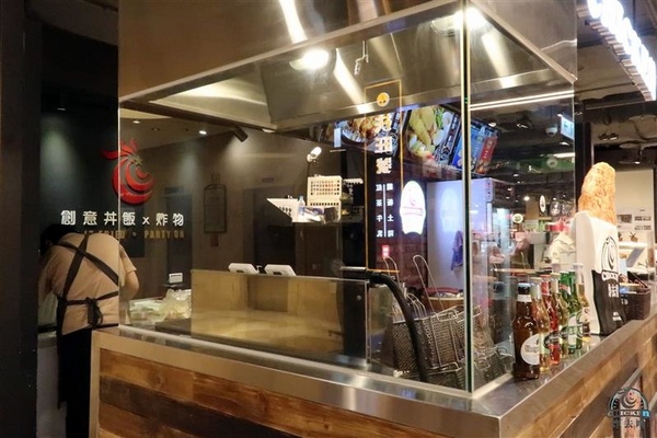 炸去啃：信義新光三越 炸去啃鹹酥雞巨無霸雞排飯/泰式松阪豬 歡樂分享餐推薦炸薯片/炸鬆餅~