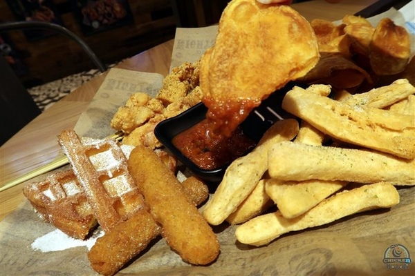 炸去啃：信義新光三越 炸去啃鹹酥雞巨無霸雞排飯/泰式松阪豬 歡樂分享餐推薦炸薯片/炸鬆餅~