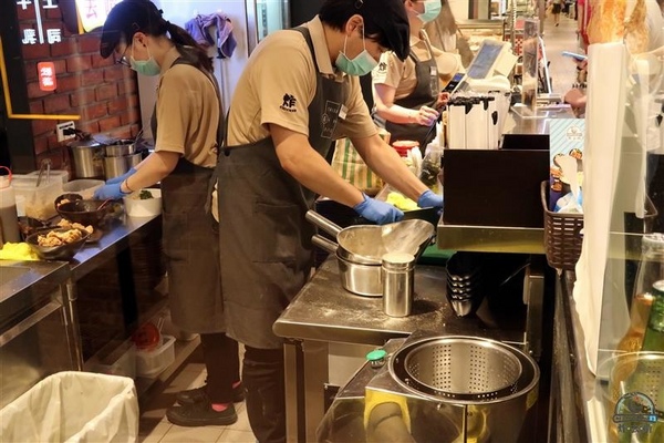 炸去啃：信義新光三越 炸去啃鹹酥雞巨無霸雞排飯/泰式松阪豬 歡樂分享餐推薦炸薯片/炸鬆餅~