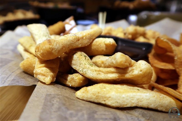 炸去啃：信義新光三越 炸去啃鹹酥雞巨無霸雞排飯/泰式松阪豬 歡樂分享餐推薦炸薯片/炸鬆餅~