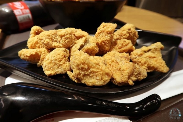 炸去啃：信義新光三越 炸去啃鹹酥雞巨無霸雞排飯/泰式松阪豬 歡樂分享餐推薦炸薯片/炸鬆餅~