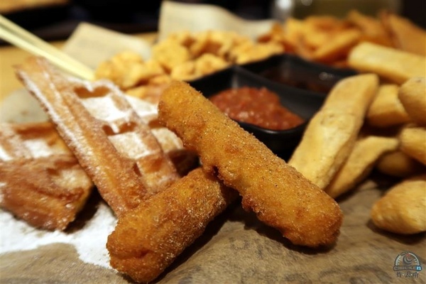 炸去啃：信義新光三越 炸去啃鹹酥雞巨無霸雞排飯/泰式松阪豬 歡樂分享餐推薦炸薯片/炸鬆餅~