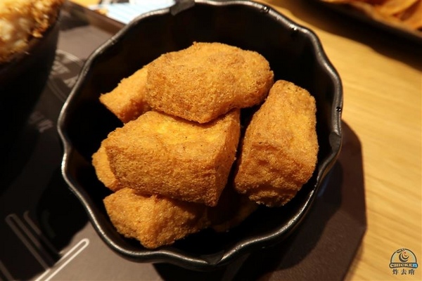 炸去啃：信義新光三越 炸去啃鹹酥雞巨無霸雞排飯/泰式松阪豬 歡樂分享餐推薦炸薯片/炸鬆餅~