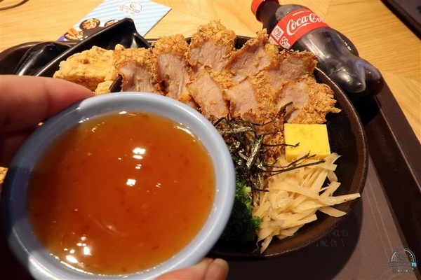 炸去啃：信義新光三越 炸去啃鹹酥雞巨無霸雞排飯/泰式松阪豬 歡樂分享餐推薦炸薯片/炸鬆餅~