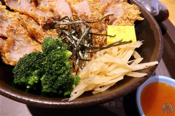 炸去啃：信義新光三越 炸去啃鹹酥雞巨無霸雞排飯/泰式松阪豬 歡樂分享餐推薦炸薯片/炸鬆餅~