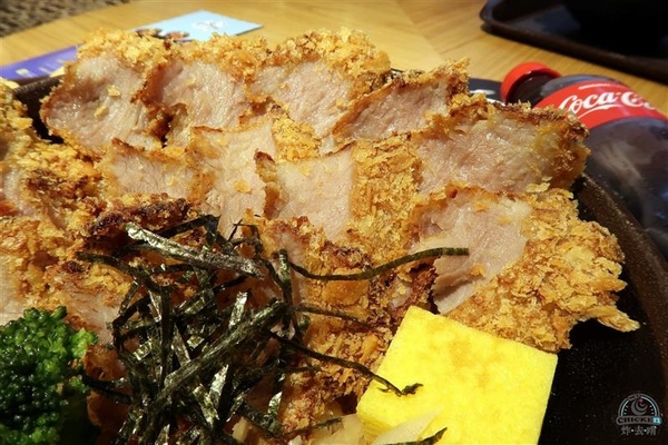 炸去啃：信義新光三越 炸去啃鹹酥雞巨無霸雞排飯/泰式松阪豬 歡樂分享餐推薦炸薯片/炸鬆餅~