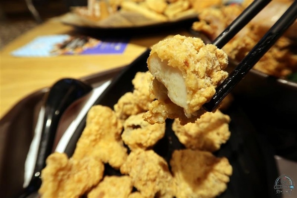 炸去啃：信義新光三越 炸去啃鹹酥雞巨無霸雞排飯/泰式松阪豬 歡樂分享餐推薦炸薯片/炸鬆餅~