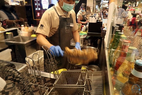 炸去啃：信義新光三越 炸去啃鹹酥雞巨無霸雞排飯/泰式松阪豬 歡樂分享餐推薦炸薯片/炸鬆餅~