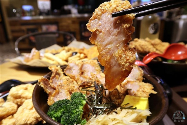炸去啃：信義新光三越 炸去啃鹹酥雞巨無霸雞排飯/泰式松阪豬 歡樂分享餐推薦炸薯片/炸鬆餅~
