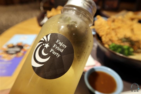 炸去啃：信義新光三越 炸去啃鹹酥雞巨無霸雞排飯/泰式松阪豬 歡樂分享餐推薦炸薯片/炸鬆餅~