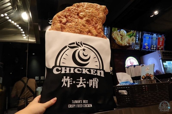 炸去啃：信義新光三越 炸去啃鹹酥雞巨無霸雞排飯/泰式松阪豬 歡樂分享餐推薦炸薯片/炸鬆餅~