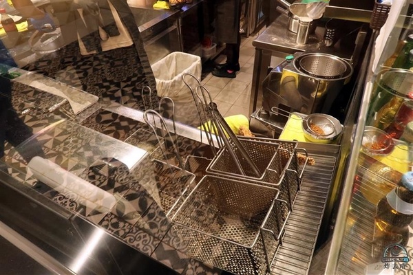 炸去啃：信義新光三越 炸去啃鹹酥雞巨無霸雞排飯/泰式松阪豬 歡樂分享餐推薦炸薯片/炸鬆餅~