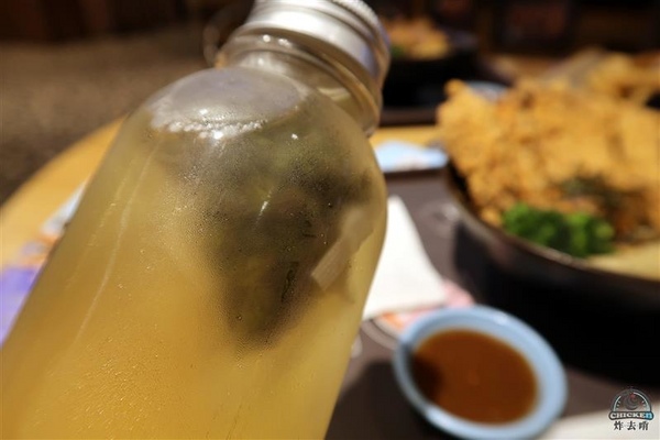 炸去啃：信義新光三越 炸去啃鹹酥雞巨無霸雞排飯/泰式松阪豬 歡樂分享餐推薦炸薯片/炸鬆餅~