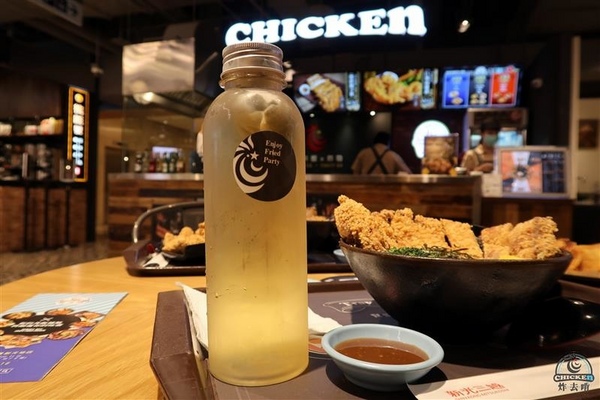 炸去啃：信義新光三越 炸去啃鹹酥雞巨無霸雞排飯/泰式松阪豬 歡樂分享餐推薦炸薯片/炸鬆餅~