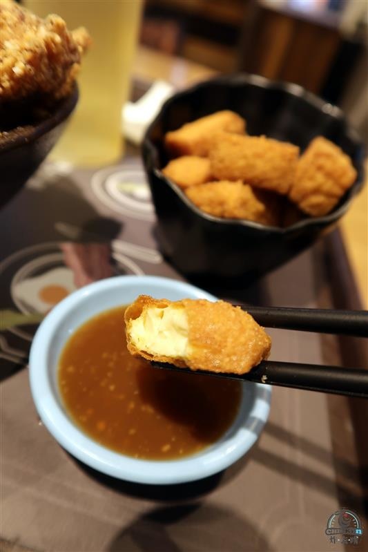 炸去啃：信義新光三越 炸去啃鹹酥雞巨無霸雞排飯/泰式松阪豬 歡樂分享餐推薦炸薯片/炸鬆餅~