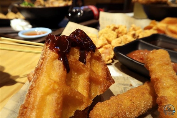 炸去啃：信義新光三越 炸去啃鹹酥雞巨無霸雞排飯/泰式松阪豬 歡樂分享餐推薦炸薯片/炸鬆餅~