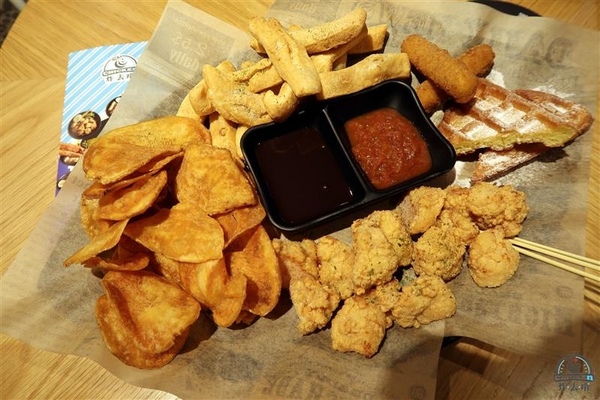 炸去啃：信義新光三越 炸去啃鹹酥雞巨無霸雞排飯/泰式松阪豬 歡樂分享餐推薦炸薯片/炸鬆餅~