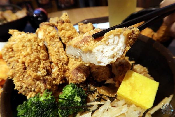 炸去啃：信義新光三越 炸去啃鹹酥雞巨無霸雞排飯/泰式松阪豬 歡樂分享餐推薦炸薯片/炸鬆餅~